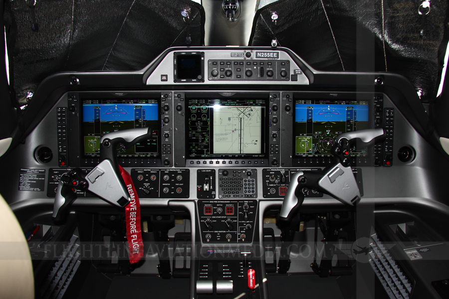 Embraer Phenom 100 N255EE Cockpit