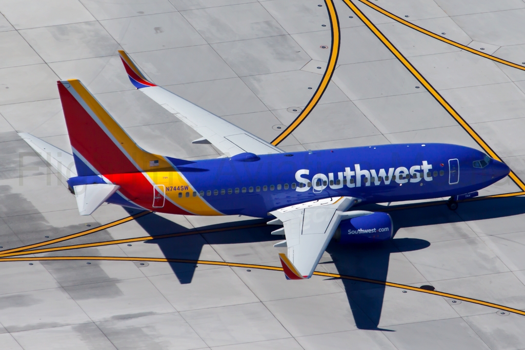 Southwest Airlines Boeing 737-7H4 N744SW