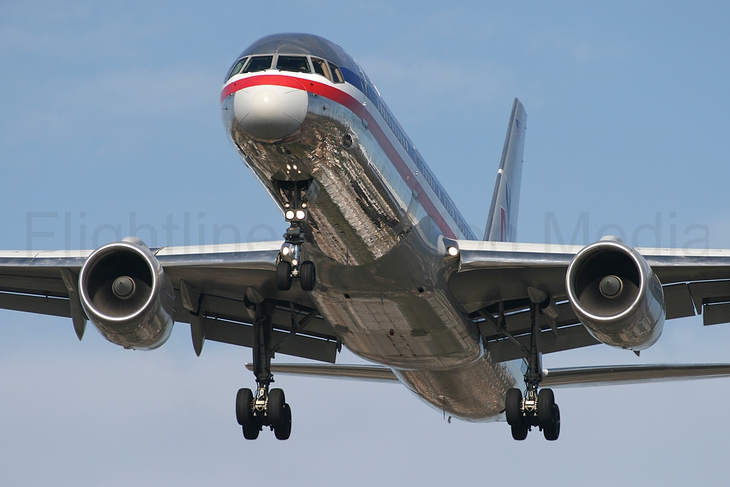 American Airlines Boeing 757-223 N686AA