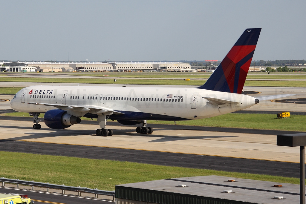 Delta Air Lines Boeing 757-232 N672DL