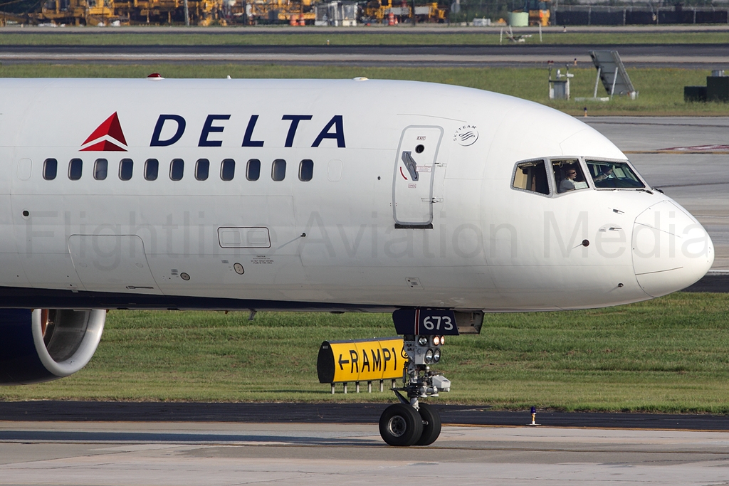 Delta Air Lines Boeing 757-232 N673DL