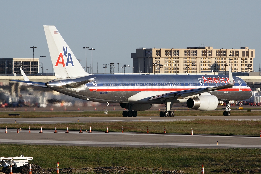 American Airlines Boeing 757-223 N617AM