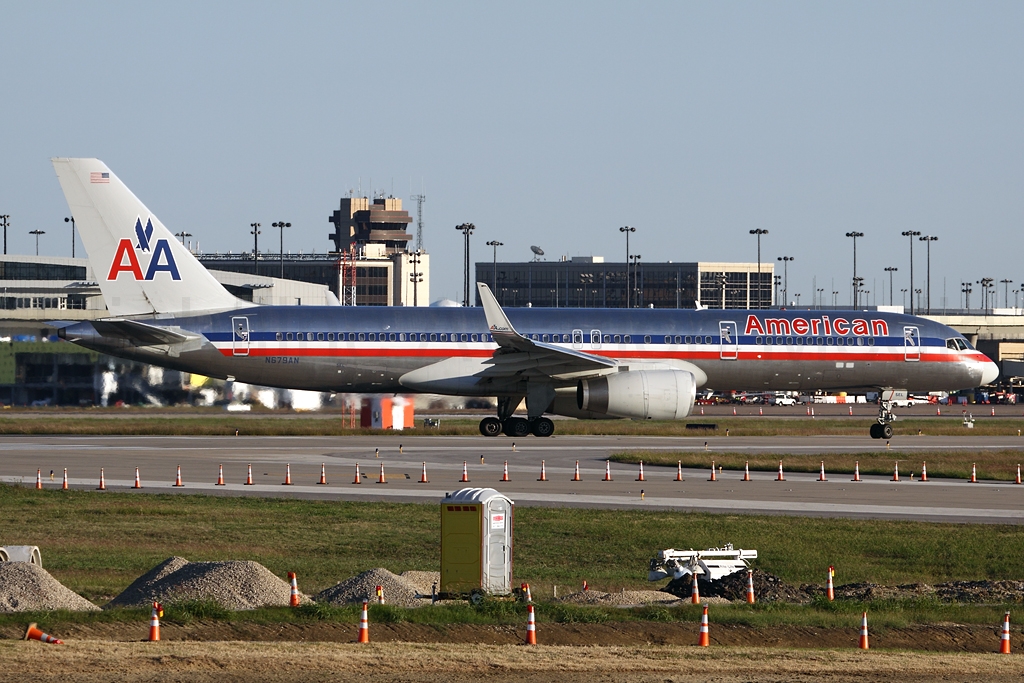 American Airlines Boeing 757-223 N679AM
