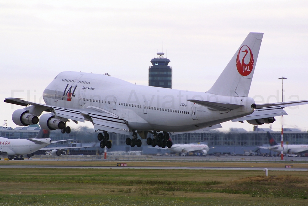 Japan Airlines Boeing 747-346 JA8163