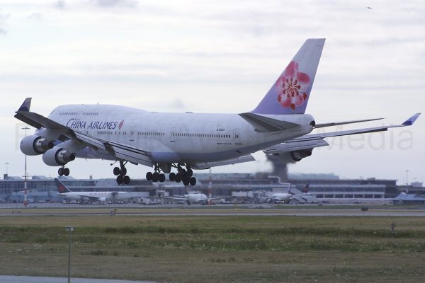 Boeing 747 Landing at YVR