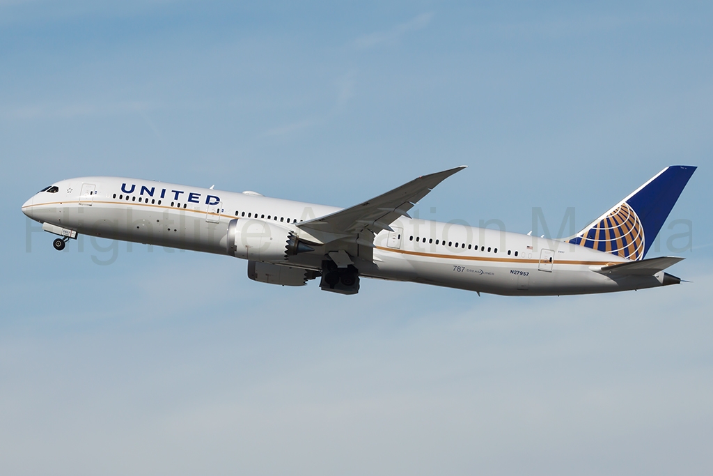 United Airlines Boeing 787-9 N27957