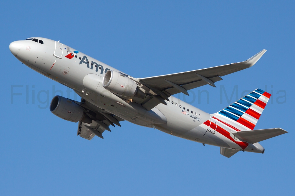American Airlines Airbus A319 N9018E