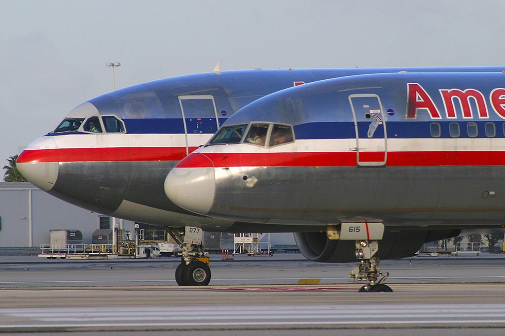 American Airlines Boeing 757-223 N615AM
