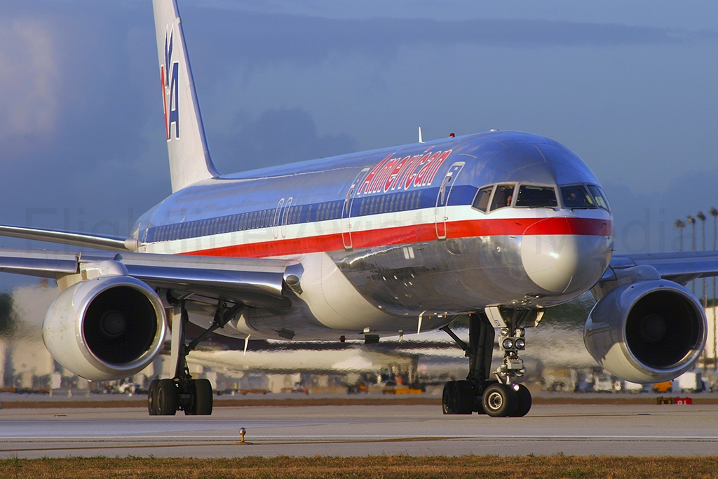American Airlines Boeing 757-223 N686AA 