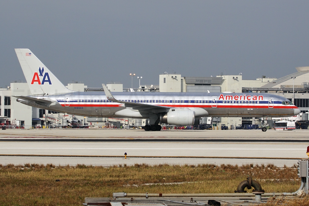 American Airlines Boeing 757-223 N185AN