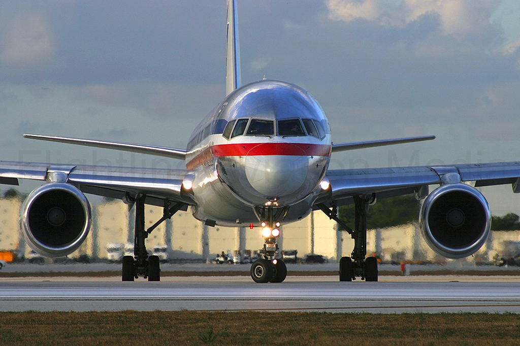 American Airlines Boeing 757-223 N615AM