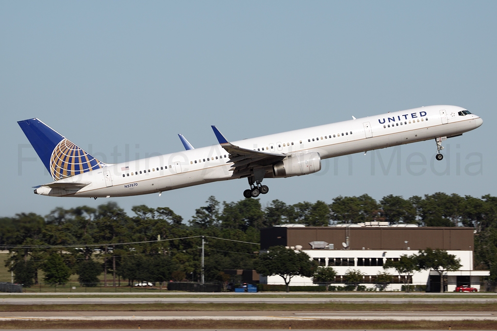 United Airlines Boeing 757-33N N57870