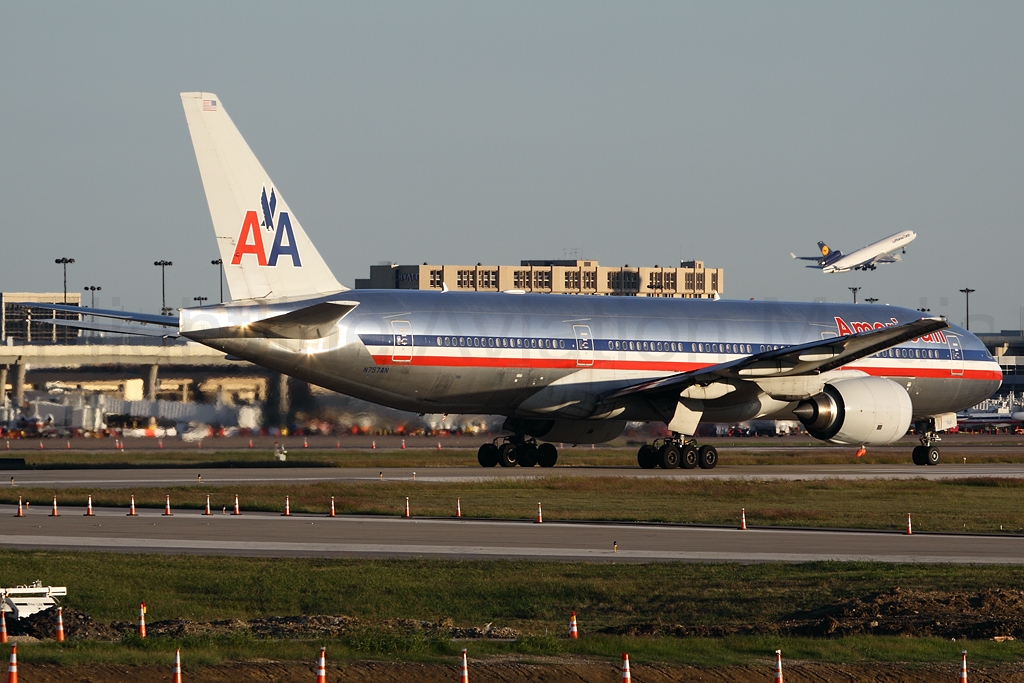 American Airlines Boeing 777-223/ER N757AN