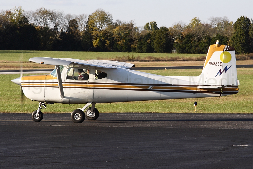 Cessna 150 N5823E