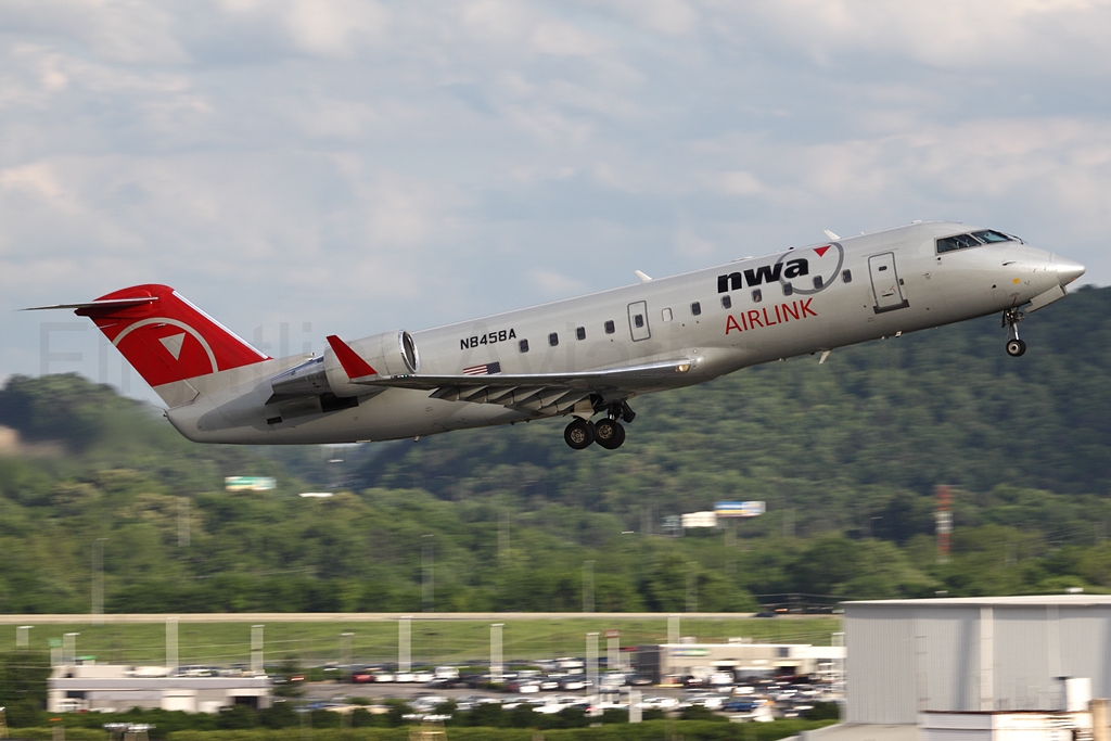 Northwest Airlink (Pinnacle Airlines) CRJ-200LR N8458A