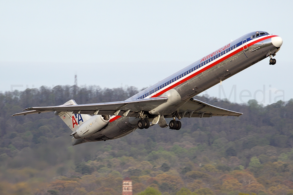 American Airlines McDonnell Douglas MD-82 N477AA