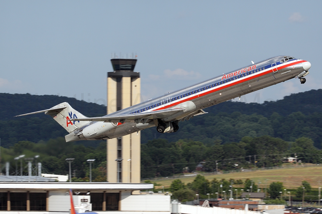 American Airlines McDonnell Douglas MD-82 N7517A