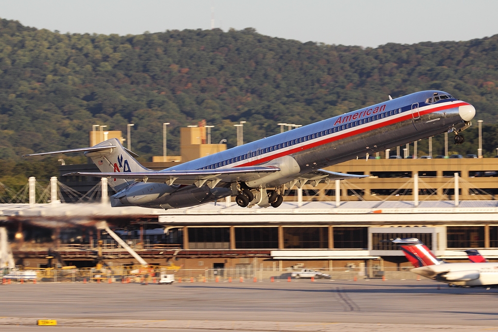 American Airlines McDonnell Douglas MD-83 N9629H