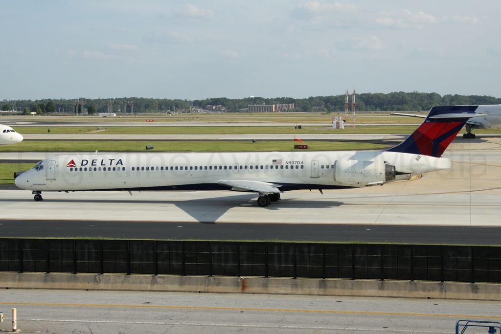 Delta Air Lines McDonnell Douglas MD-90 N907DA