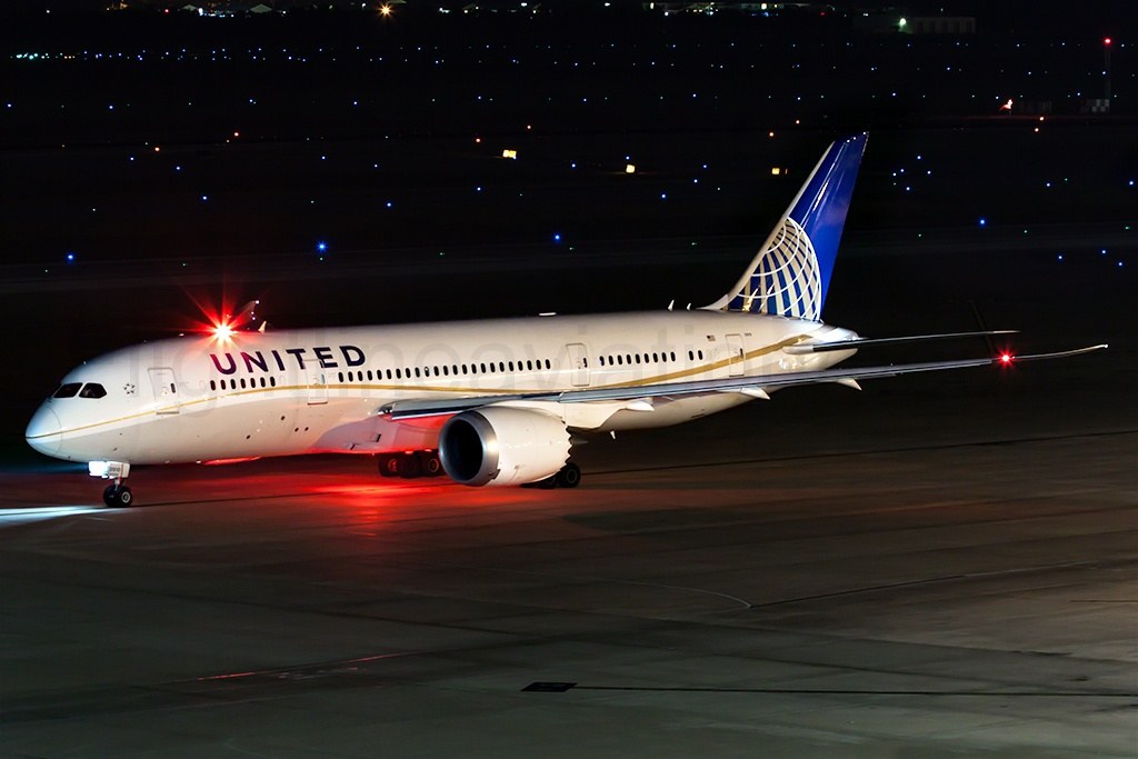 United Airlines Boeing 787-8 N26910