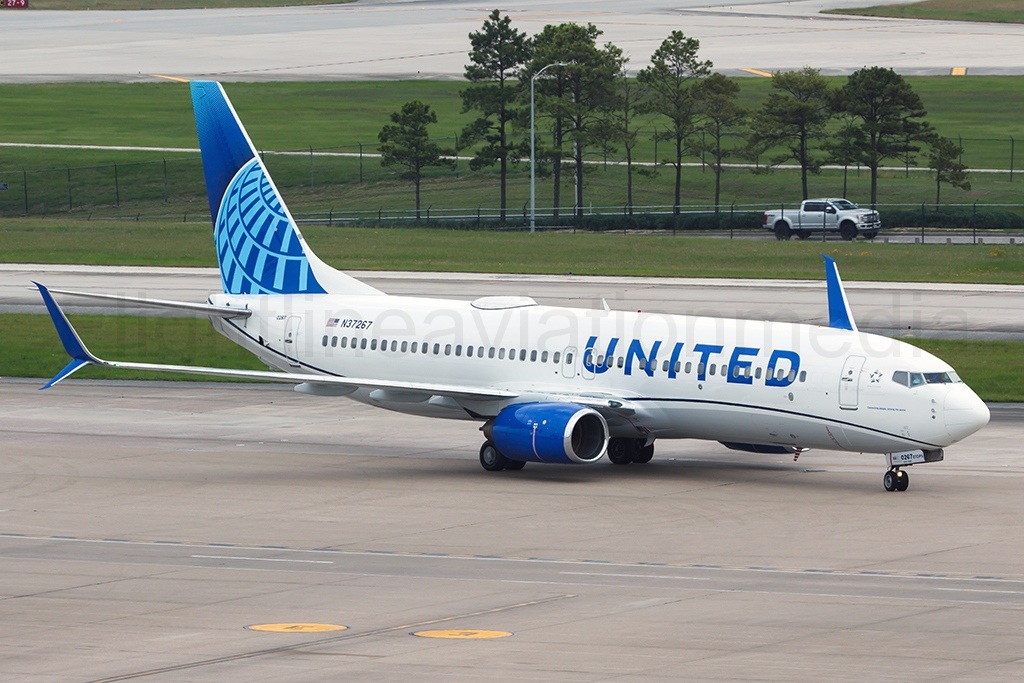 United Airlines Boeing 737-824 N37267