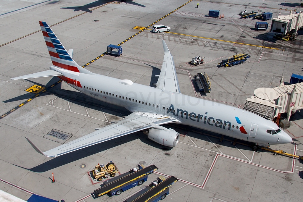 American Airlines Boeing 737-823 N930AN