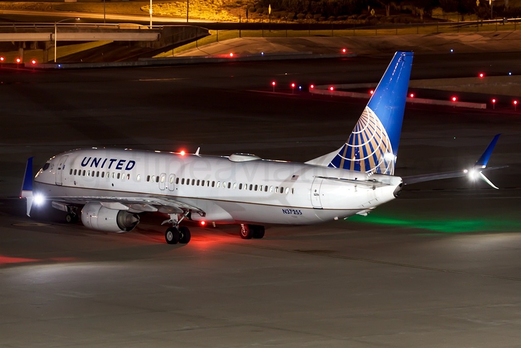 United Airlines Boeing 737-824 N37255